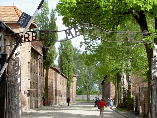 Odpowiedzą za znieważenie Auschwitz?