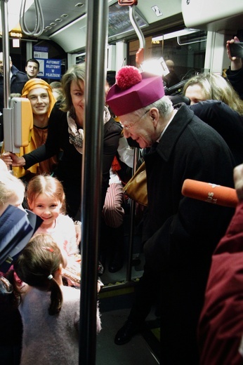 Kolędowanie z abp. Jędraszewskim w tramwaju MPK