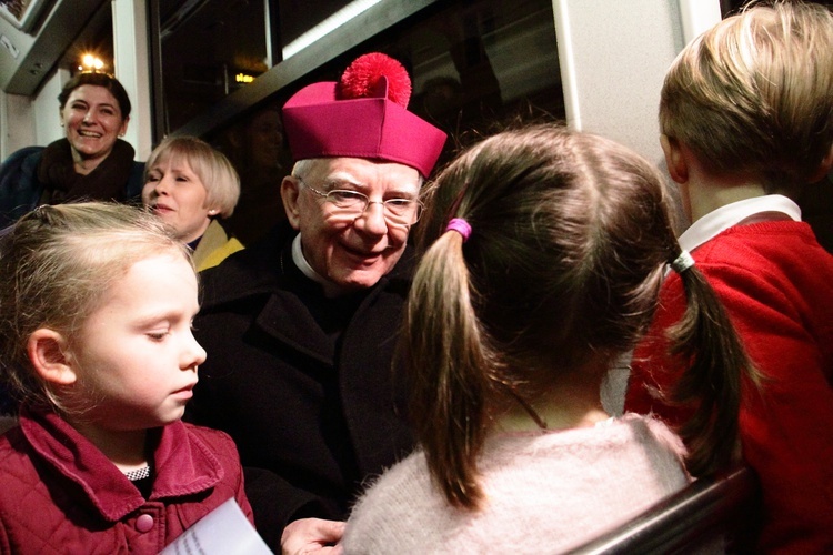 Kolędowanie z abp. Jędraszewskim w tramwaju MPK