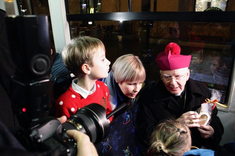 Kolędowanie z abp. Jędraszewskim w tramwaju MPK