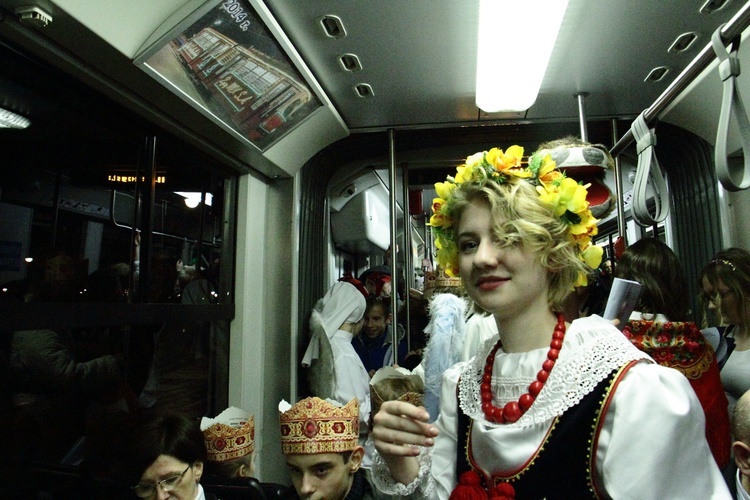 Kolędowanie z abp. Jędraszewskim w tramwaju MPK