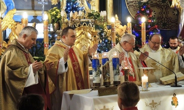 Od lewej duszpasterze oazowi: ks. Jerzy Musiałek, ks. Jacek Moskal, ks. Franciszek Kołacz oraz ks. proboszcz Józef Zajda