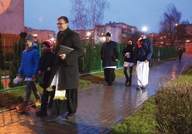 Początek roku to czas, kiedy częściej niż zwykle spotykamy kapłanów na ulicach naszych osiedli.