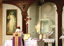 Msza w nadzwyczajnej formie rytu rzymskiego w kaplicy Miłosierdzia Bożego w Elblągu. 