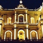 Sanktuarium Matki Bożej Wambierzyckiej Królowej Rodzin niemal w całości jest podświetlane w czasie wieczornych nabożeństw.