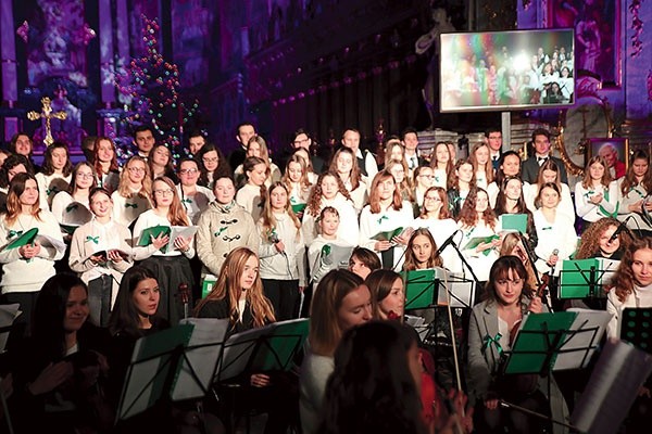 Młodzi zaprezentowali pieśni bożonarodzeniowe w sandomierskiej katedrze.