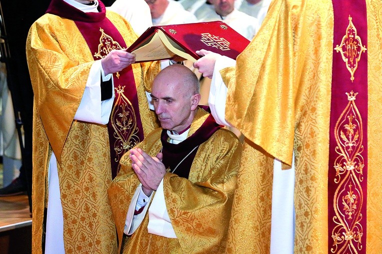 Jednym z elementów liturgii jest trzymanie księgi Ewangelii nad głową wyświęcanego biskupa.