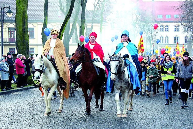 ▲	Trzej Mędrcy na koniach prowadzą wiernych do kościoła  św. Anny w Zabrzu.