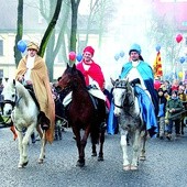 ▲	Trzej Mędrcy na koniach prowadzą wiernych do kościoła  św. Anny w Zabrzu.
