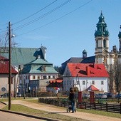 Na szlaku jest sporo zabytków sakralnych, leżących w diecezji legnickiej. Jednym z najważniejszych jest Krzeszów.