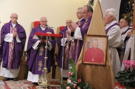 Chciał i po śmierci być wśród nich. Miał jedną prośbę