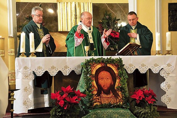 Mszę św. 14 stycznia koncelebrowali również bp Wiesław Lechowicz, opiekun Polonii, oraz ks. Mirosław Kreczmański, proboszcz parafii na Tamce.
