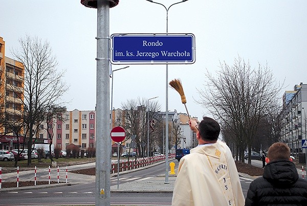 Poświęcenie ronda pamięci ks. Jerzego Warchoła.