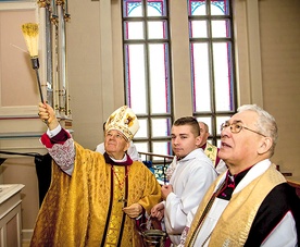 ▲	Instrument w parafii Świętej Rodziny pobłogosławił biskup senior Roman Marcinkowski.