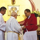 Ks. Herc w czasie Eucharystii.