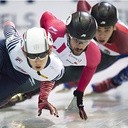 Na ostrym wirażu pędzą: Kyung Hwan Hong (Korea Południowa), Charles Hamelin (Kanada)  i Sandor Shaolin Liu (Węgry)