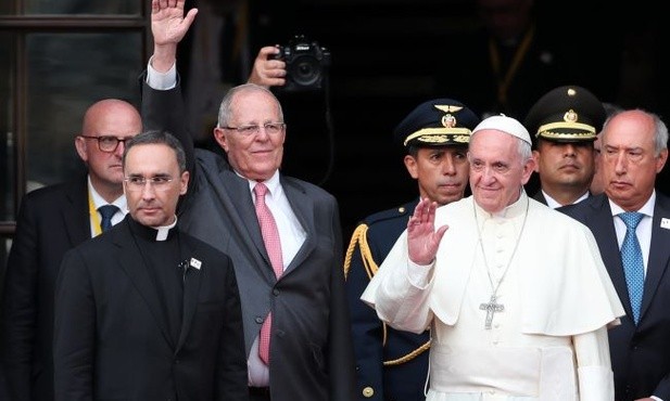 Papież Franciszek z prezydentem Pablo Kuczynskim (z wyciągniętą w górę ręką)