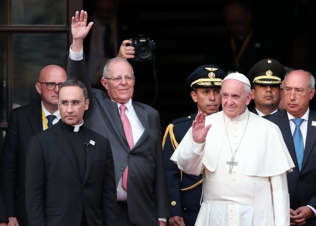 Papież Franciszek z prezydentem Pablo Kuczynskim (z wyciągniętą w górę ręką)