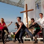 Patryk (pierwszy z prawej) współtworzył mini spektakl „Walka o pokój” na Diecezjalne Światowe Dni Młodzieży w Świebodzinie.