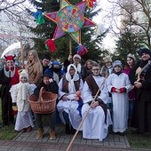 ▲	Dzieci i młodzież życzyli mieszkańcom błogosławieństwa w nowym roku.