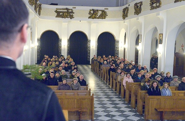 ▲	Proboszcz, który powitał przybyłych, jest zadowolony,  że katechezy cieszą się dużym zainteresowaniem wiernych.