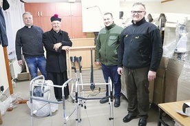 ◄	Przy rozładowaniu sprzętu byli (od lewej): ks. Robert Kowalski, ks. Kazimierz Chojnacki, ks. Tomasz Pastuszka i rycerz Kolumba Mariusz Mańturz.