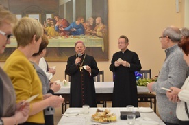 Bp Henryk Tomasik życzył słuchaczom wytrwałości w studiowaniu Biblii. Obok ks. Jacek Kucharski.