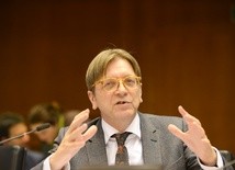 Ślimaczy się sprawa przeciw Verhofstadtowi