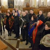 W katedrze radomskiej zaśpiewali dla bp. Henryka Tomasika. Pierwszy z lewej ks. Krzysztof Wilk