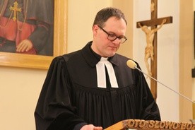 Kaznodzieją w czasie nabożeństwa w kaplicy Dobrego Pasterza był pastor Dawid Mendrok z Włocławka