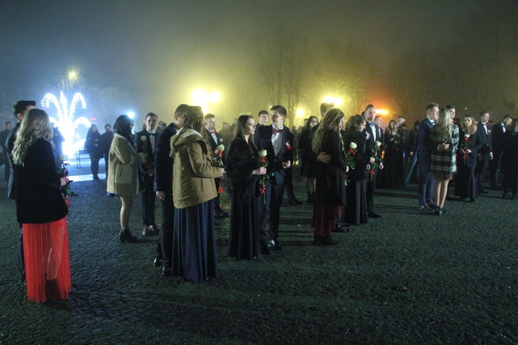 Polonez maturzystów Katolickiego LO w Głownie