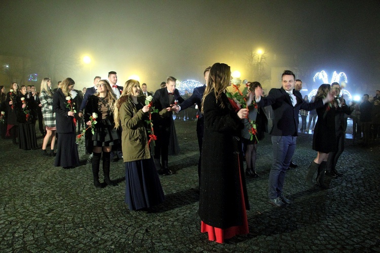 Polonez maturzystów Katolickiego LO w Głownie