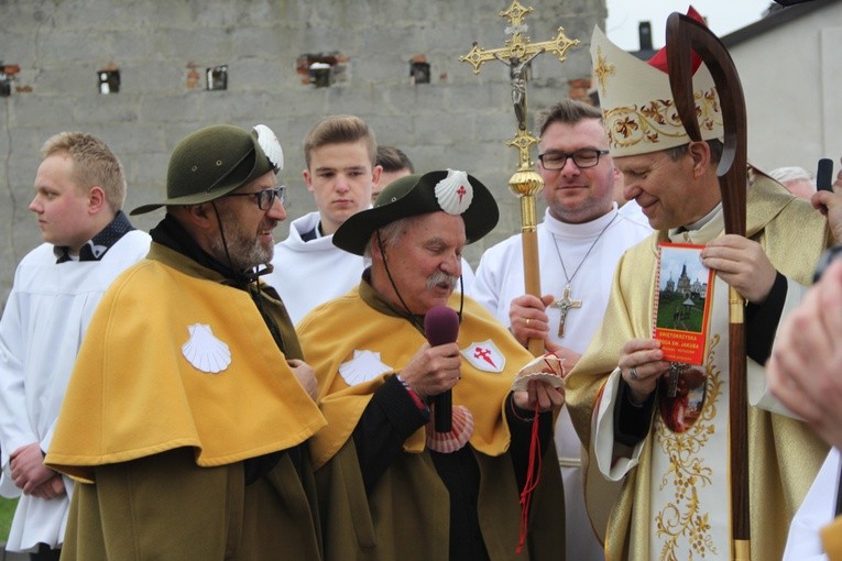 Przewodnik po Świętokrzyskiej Drodze św. Jakuba i muszle bp. Piotrowi Turzyńskiemu przekazali Marek Sokołowski (z lewej) i Jerzy Kazimierczak, senior konfraterni 