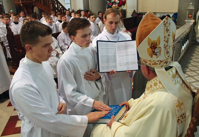 Posługę przyjęło w kościele pw. Matki Boskiej Bolesnej w Nysie 99 chłopców z 33 parafii diecezji opolskiej.