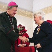 ▼	Medal św. Jadwigi z rąk abp. Józefa Kupnego otrzymała Elżbieta Krawiec, długoletnia pracownica dziekanatu PWT.