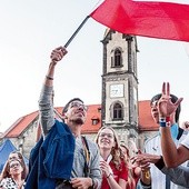 Sebastian Forero z flagą Polski podczas jednego z dwóch wielkich koncertów dla pielgrzymów z różnych krajów,  jakie odbyły się na tarnogórskim rynku. W czasie Dni w Diecezji przed ŚDM w Krakowie Sebastian wraz z przyjaciółmi mieszkał u rodzin z parafii Matki Sprawiedliwości i Miłości Społecznej w Tarnowskich Górach-Opatowicach.