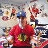 ▲	Kacper Gombarczyk w swoim pokoju w domu w Chicago ma wiele hokejowych gadżetów. Najważniejsze to oczywiście te związane z nowotarską drużyną.
