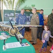 ▲	Militariami interesują się nie tylko panowie.