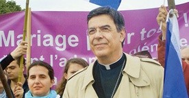 Nowy arcybiskup  Paryża w sposób bezkompromisowy broni nauki Kościoła w kwestiach bioetycznych oraz sprzeciwia się uznaniu  tzw. małżeństw jednopłciowych.  Na zdjęciu abp Michel Christian Alain Aupetit na marszu w obronie tradycyjnego  małżeństwa i rodziny.