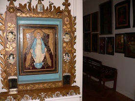 Ołtarzyk domowy z gipsową figurą Matki Boskiej Niepokalanej