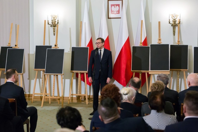 W twarzach, losach tych osób, zawarta jest dramatyczna historia Polski