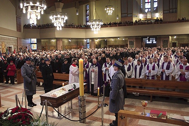 Twórcę parafii św. Józefa Rzemieślnika w Nowej Soli pożegnali nie tylko parafianie, ale także duchowni i przedstawiciele różnych środowisk z diecezji.