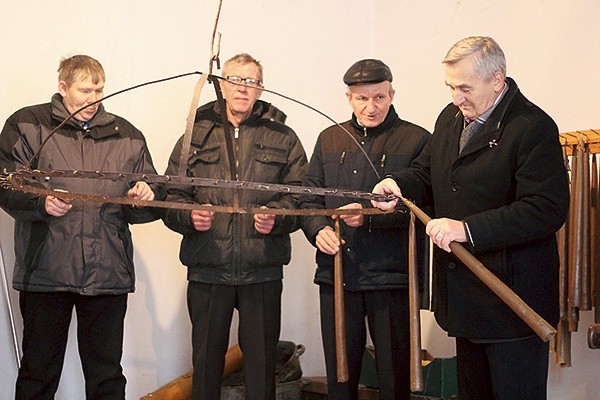 ▲	Świece odlewane na tym kole są poświęcane w czasie święta Matki Bożej Gromnicznej.