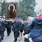 Mający ponad 60 lat i ważący blisko 90 kg obraz z ramą wymaga szczególnej ochrony i troski.