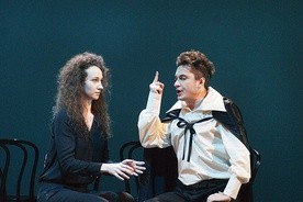 	Joanna Halinowska jako Muza i Krystian Modzelewski jako Konrad w sekwencji Wyspiańskiego.