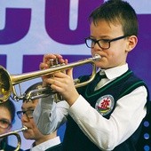 Dzieci z zaangażowaniem ćwiczą grę  na instrumentach. Pierwsze efekty już słychać.