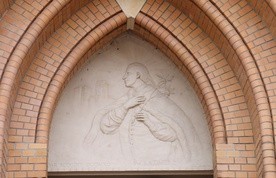 Płaskorzeźba św. Kazimierza nad bocznym wejściem do katedry