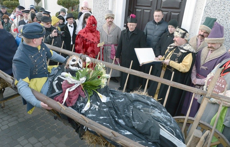 Ludowy obrzęd, opowiadający o zwycięstwie dobra nad złem, grany jest w Jedlińsku od lat