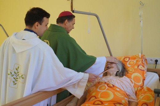 Po zakończeniu Mszy św. bp Adam odwiedził najbardziej chorych w ich salach.
