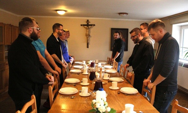 Modlitwa i posiłki wyznaczają stałe rytmy dnia